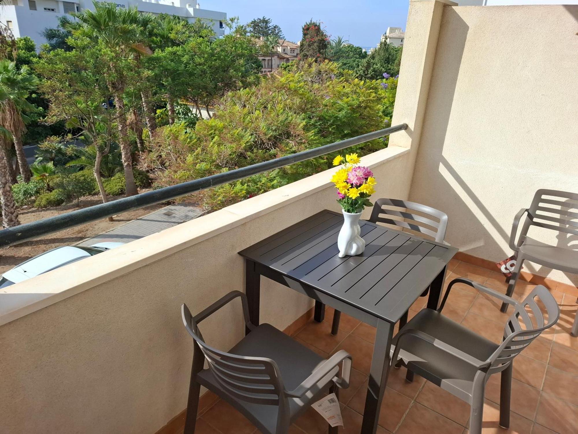 Central 2-Bed Apartment In Estepona Port Eksteriør billede